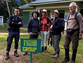Turistas listos para recorrer el grupo de gorilas kyaguriro del sector Ruhija en Bwindi.
