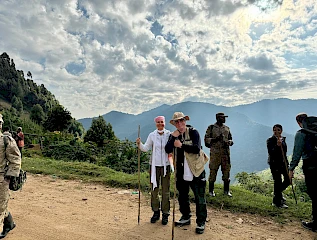 Blije toeristen na deelname aan gorillatrekking in Bwindi Impenetrable National Park