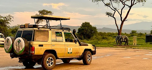 Galactische safarivoertuig in Queen Elizabeth National Park